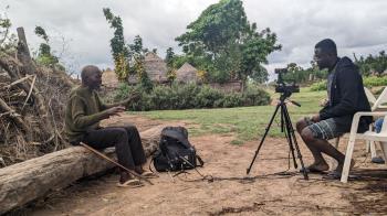 Nlabephee Kefas Othaniel (rechts) und Pa Kanawa Musa (links) während einer Recording Session in Kwangkah village of Dza. © © Hammanson Sule Nlabephee Kefas Othaniel (rechts) und Pa Kanawa Musa (links) während einer Recording Session in Kwangkah village of Dza. © © Hammanson Sule